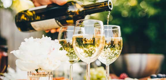 Bottle of White Wine and Glasses Malvasier halbtrocken: Fein-Würzige Eleganz genießen