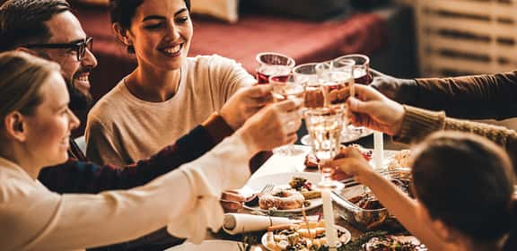 eating at a table Bestellen Sie noch heute für den Silvesterabend