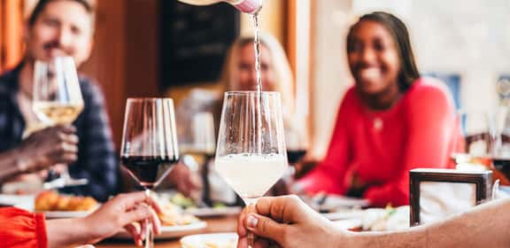 glasses of wine Vielseitig wie die vegetarische Küche: Weingut Payr