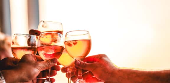 Cheers With Glasses of Wine Eine Flasche Malvasier geschenkt vom Pröglhof