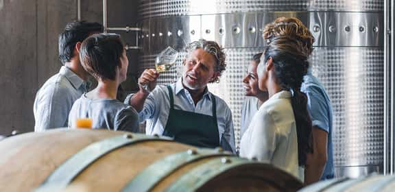 winemaker tasting wine in cellar Vielfalt genießen: Kennenlernpaket für jeden Geschmack